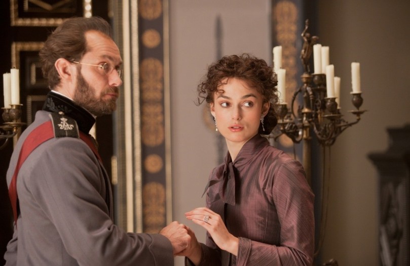 Чоловіка Анни грає Джуд Ло. Вишукано грає, маю вам сказати.