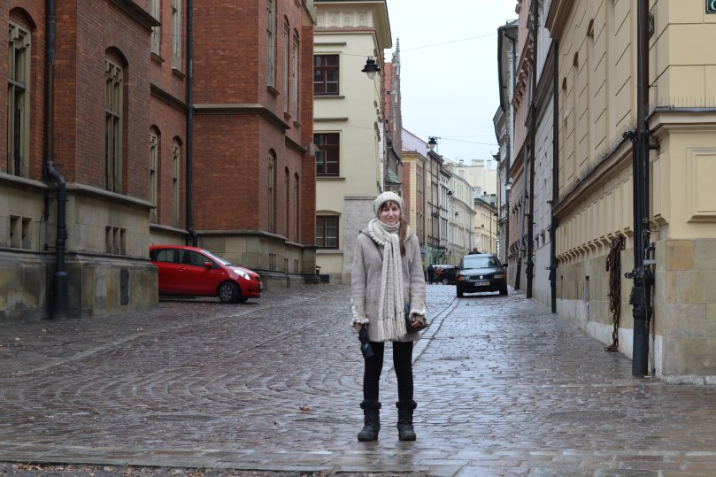 Оленка на фоні типової вулиці Кракова.