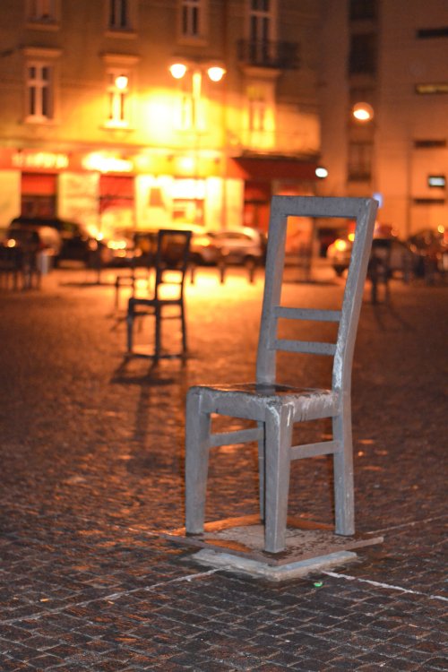 На цій площі нацисти вирішували, хто піде працювати на фабрики, нині тут стоять стільці.