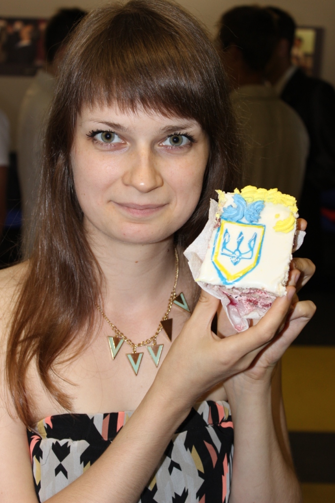 Оля Вишневська на правах людини з відзнакою отримала шматочок із гербом.