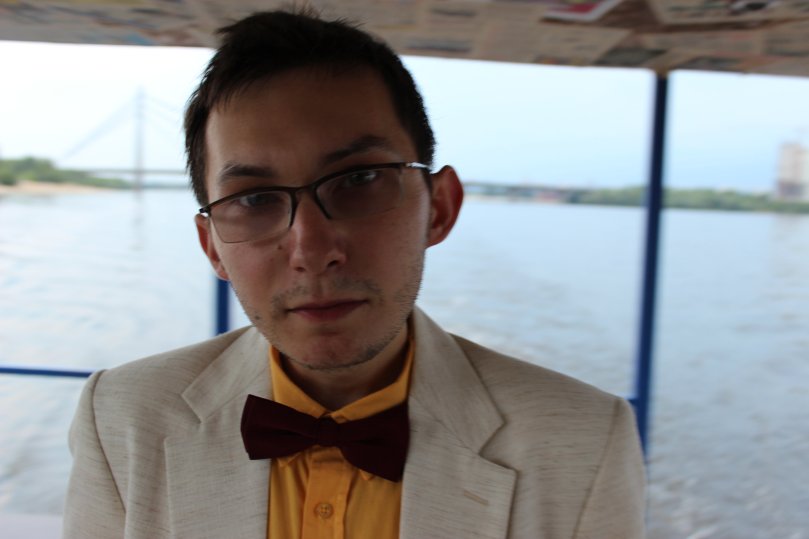 Євген виглядає незабутньо пафосно.