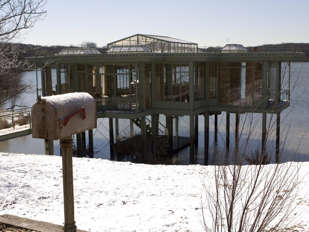 Будинок біля озера