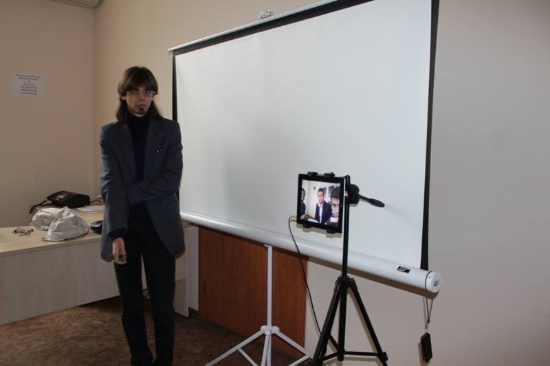 Антон Бондарєв - ведучий харківської сторони і троє могилянців на маленькому екранчику :)