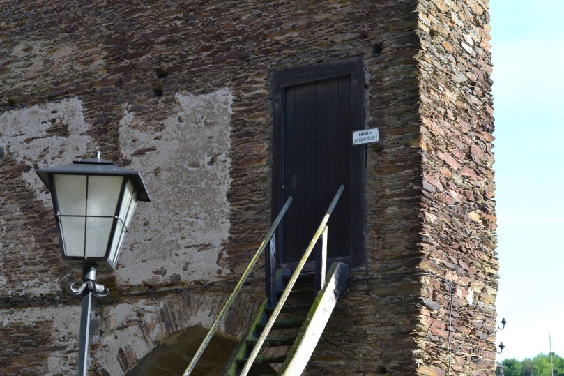 Табличка: "Входити небезпечно"