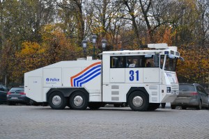 Поліцейська поливалка напоготові