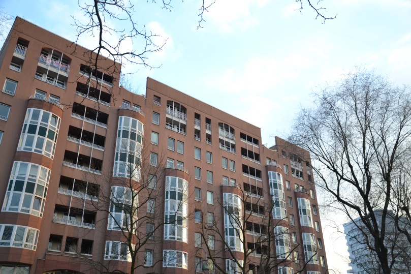 Житловий будиночок з різними балконами