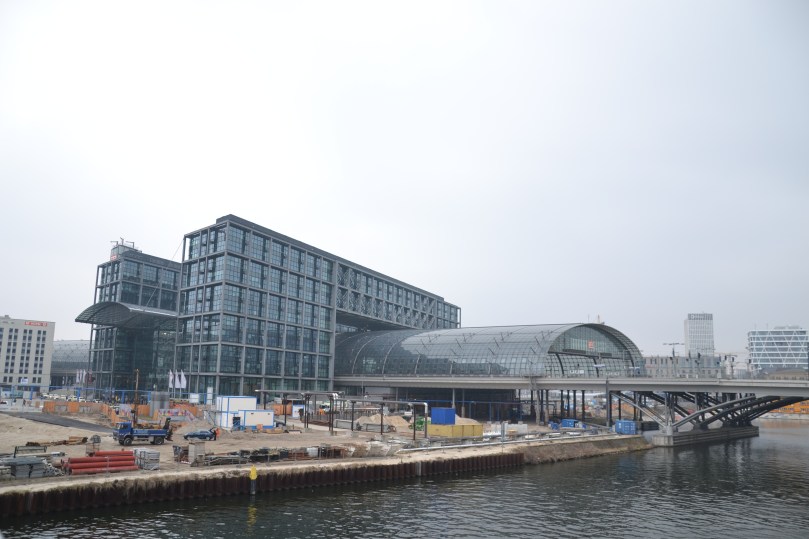 Головний вокзал Берліна - з платформами на різних поверхах і купою будівництва навколо