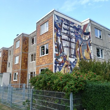 Мурал на школі зробленій із шлакоблоків і жахливої сортирної кахлі